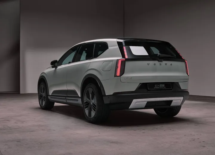 Volvo EX60 Cross Country in vista posteriore di tre quarti
