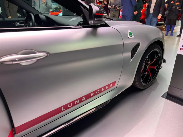 Alfa-Romeo-Giulia-Quadrifoglio-Luna-Rossa logo