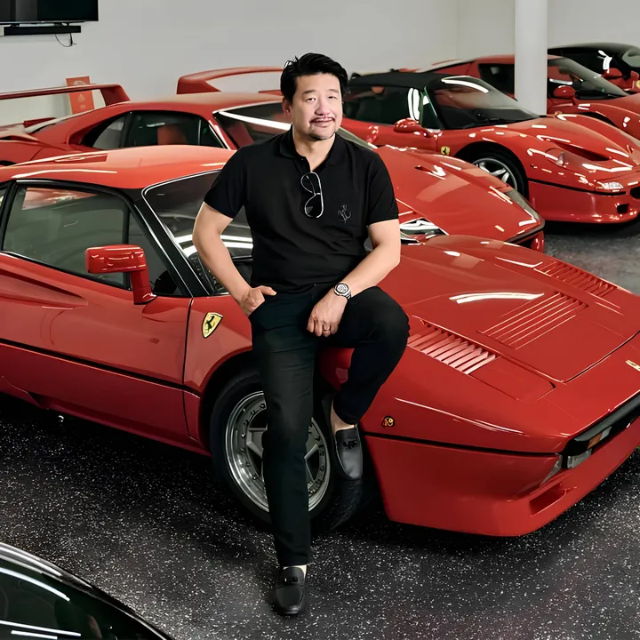 Nella foto si trova il collezionista nel suo garage di Ferrari (tutte rosse in questo caso), comodamente seduto su una di esse