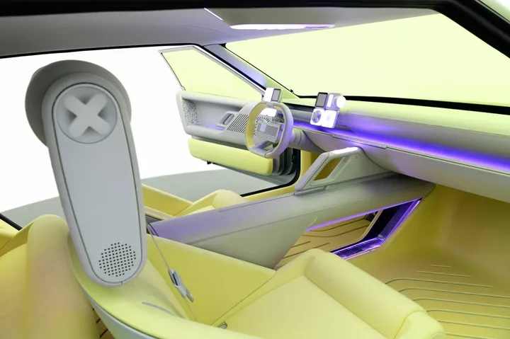 La Hyundai  Concept Three nella vista degli interni con sedili gialli e volante futuristico