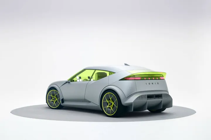 La Hyundai  Concept Three nella vista posteriore laterale di colore grigio