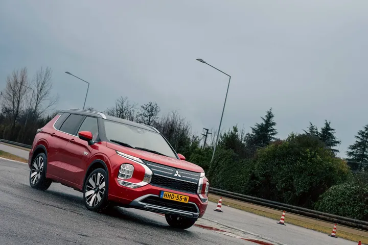 La Mitsubishi Outlander 2026 impegnata sul tracciato dell'ACI di Lainate