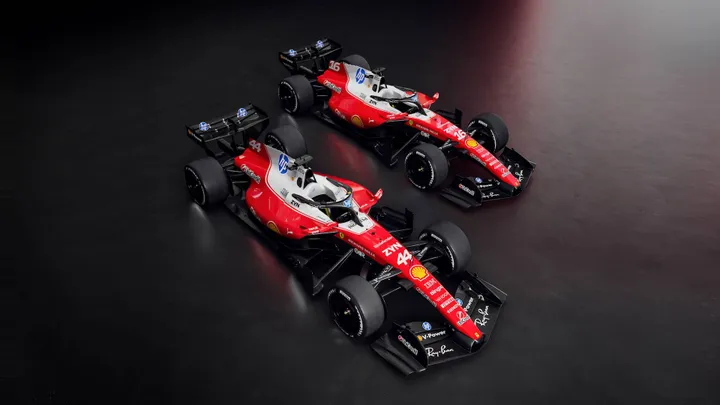 Le due monoposto della Scuderia Ferrari SF-26, in primo piano la numero 44 di Lewis Hamilton e dietro la numero 16 di Charles Leclerc