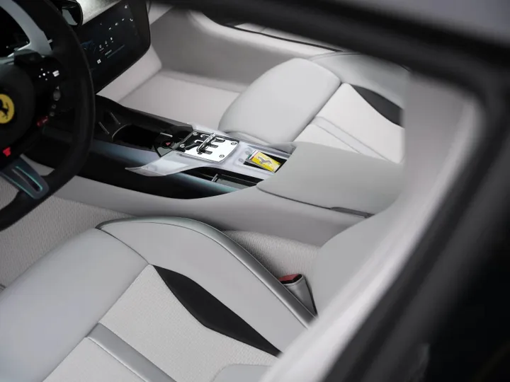 ferrari12cilindri_interior