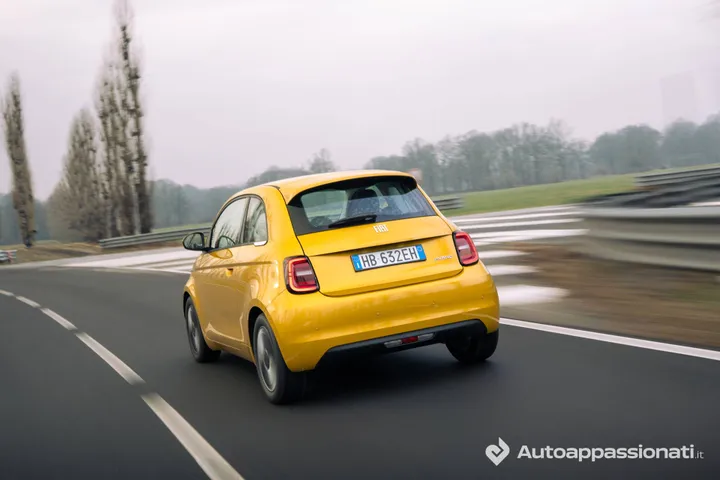 Foto dinamica posterioredella FIAT 500 Hybrid su strada asfaltata