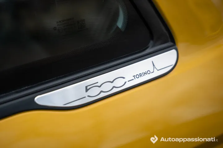 Logo 500 Torino della FIAT 500 Hybrid presente sul vetro del montante C dell'auto