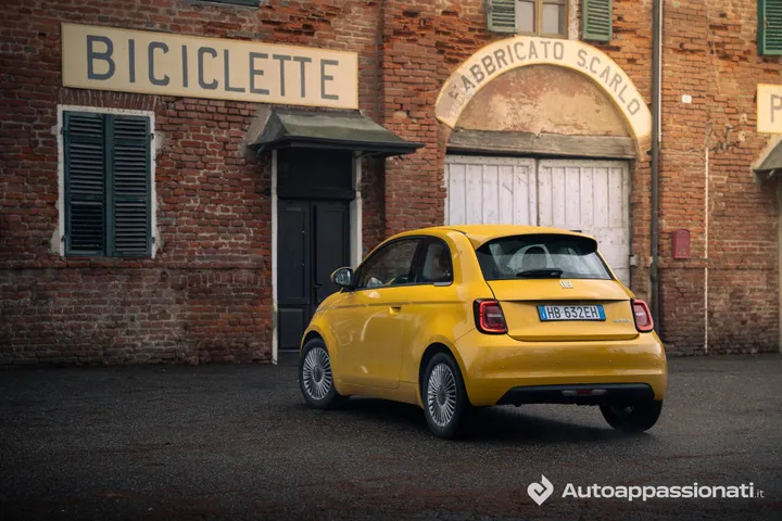 Foto della FIAT 500 Hybrid al posteriore