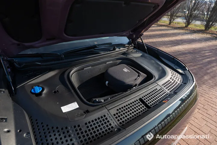 Vano bagagli anteriore (frunk) della Hyundai Ioniq 9 aperto, che mostra un vano portaoggetti in plastica nera contenente una borsa per cavi di ricarica con il logo Hyundai.