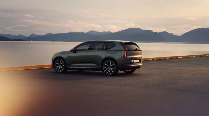 La nuova volvo ex60 in vista posteriore davanti a un lago