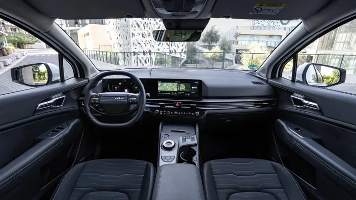 kia-new-sportage-baseline-my26-deluxe-white-interior-digital-1920x1080-001