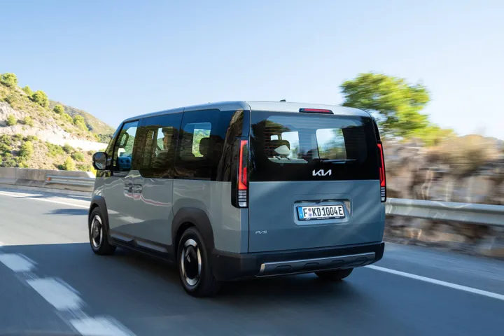 La vista dinamica posteriore della Kia PV5 Passenger