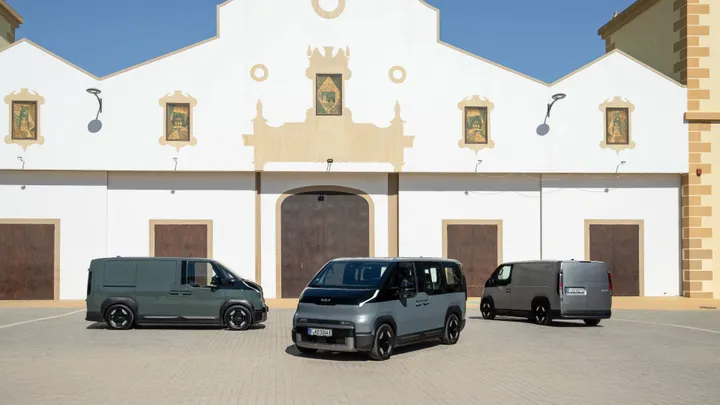 Kia PV5 Cargo e Passenger insieme in una piazza soleggiata