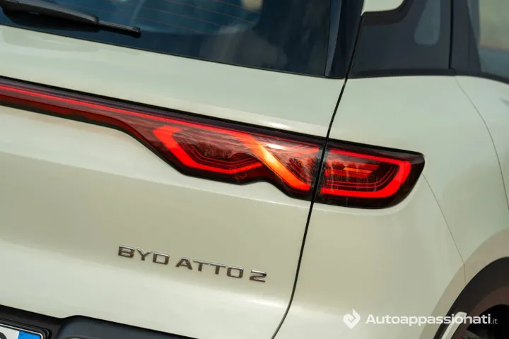 BYD Atto 2__ rear view logo e faro
