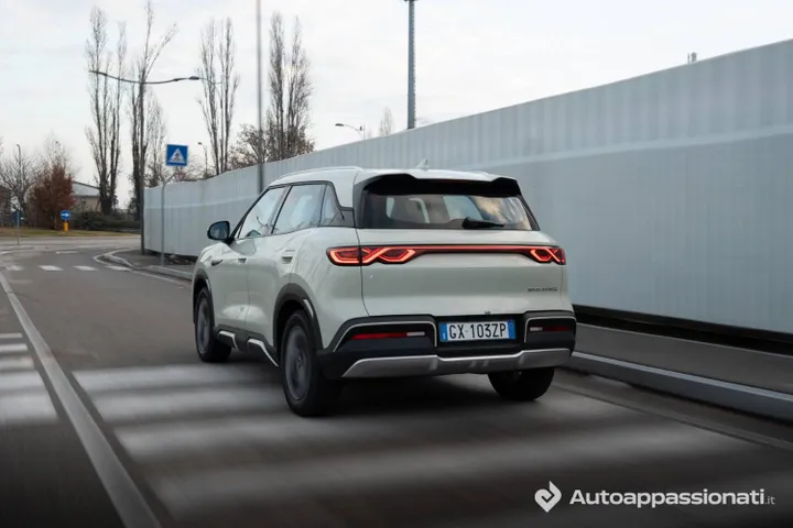 BYD Atto 2__ 3/4 posteriore dinamica