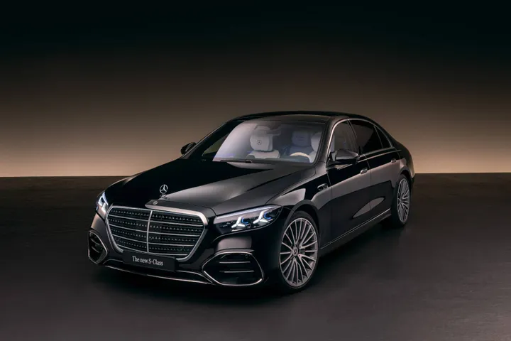 La nuova Mercedes Classe S 2026 nella vista frontale