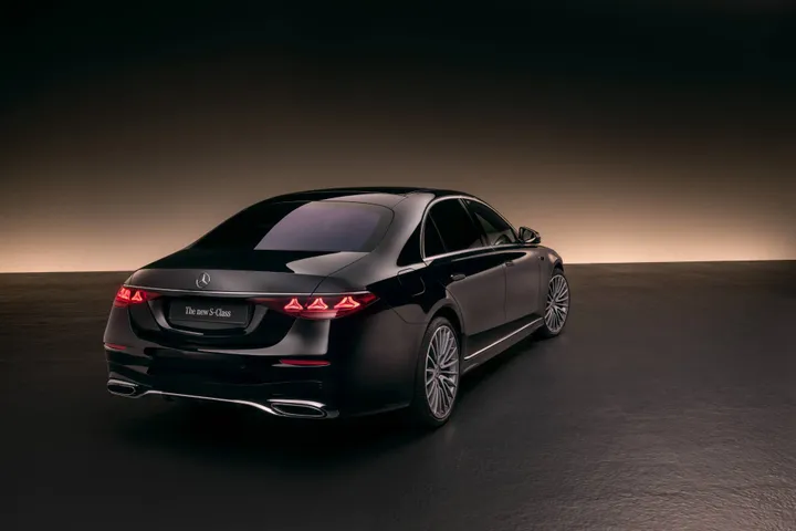 La nuova Mercedes Classe S 2026 nella vista posteriore