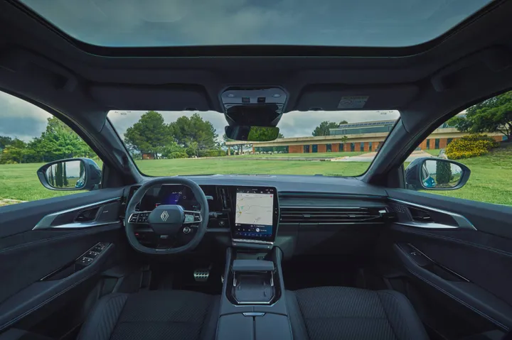 Gli interni della Renault Austral MY26 si mantengono fedeli al passato ma c'è una nuova telecamera che riconosce chi guida e adatta posizione del sedile e altri parametri