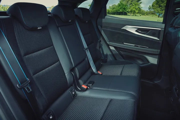 La panchetta posteriore della Renault Austral si può far avanzare, in due moduli separati (60:40) fino a 16 centimetri