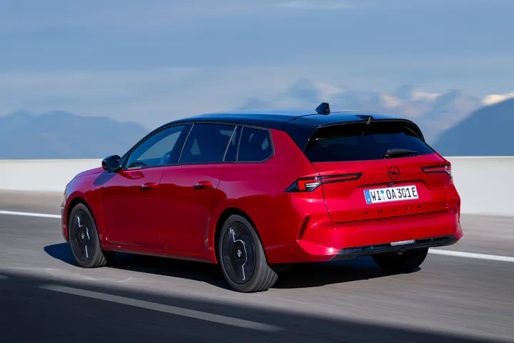 Opel Astra 2026 confronto posteriore 1