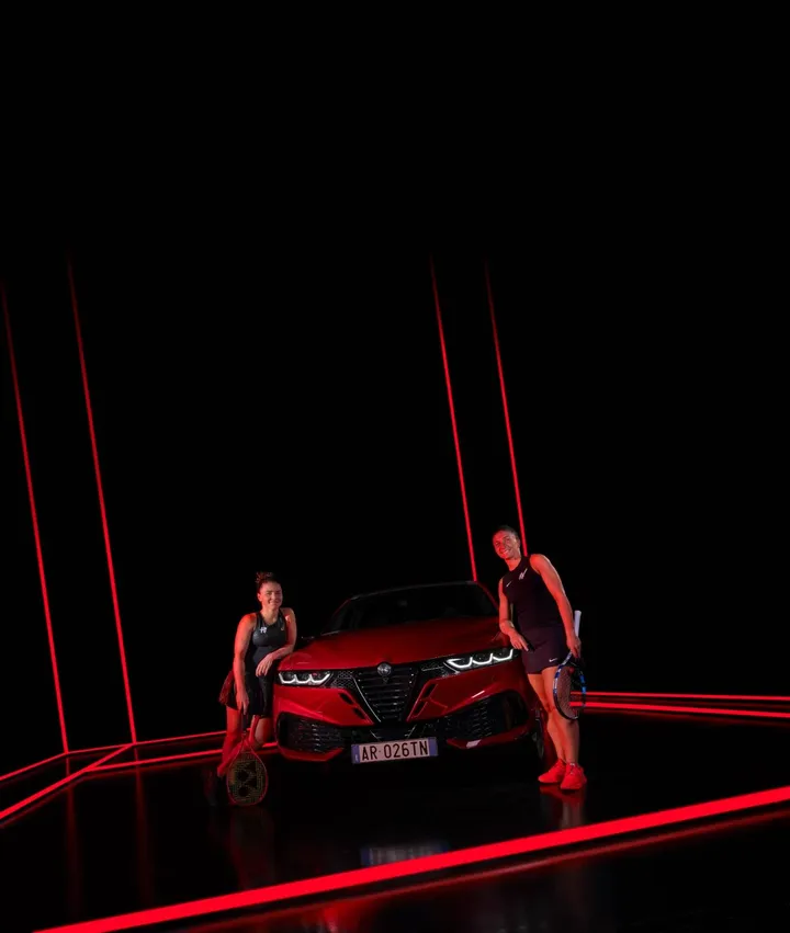 Sara Errani e Jasmine Paolini con dietro una Alfa Romeo tonale