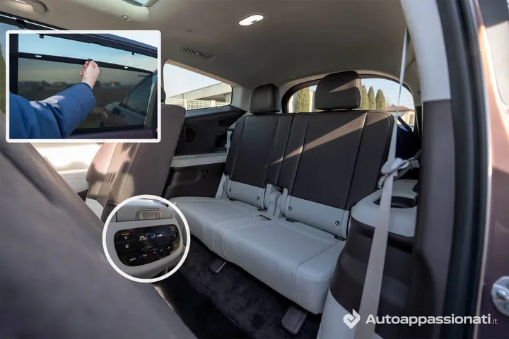 Interni posteriori della Hyundai IONIQ 9: i riquadri di dettaglio mostrano la tendina parasole manuale sui finestrini e il pannello di controllo dedicato al climatizzatore e al riscaldamento dei sedili per i passeggeri posteriori.