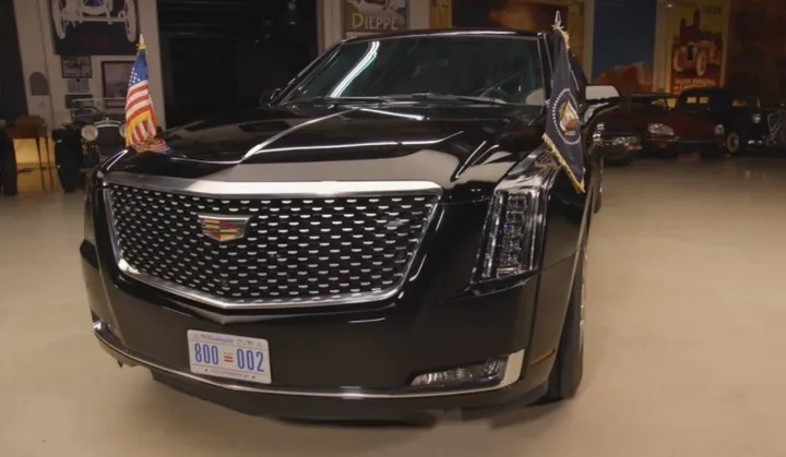 Cadillac Escalade SUV nero della presidenza degli Stati Uniti su sfondo neutro