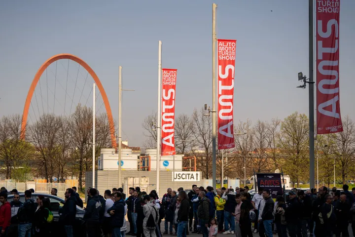 Pubblico davanti alla fiera di AMTS Auto Moto Turin Show
