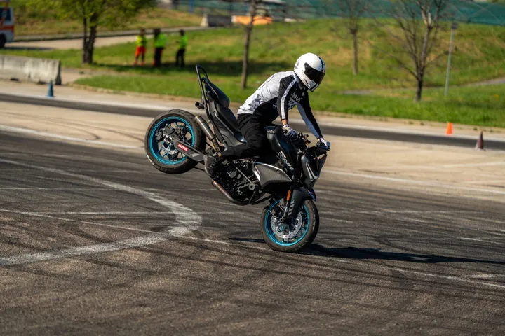 Moto ad Automototurinshow che compie evoluzioni nella pista