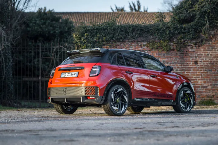 Abarth 600 e competizione di colore arancione statica posteriore