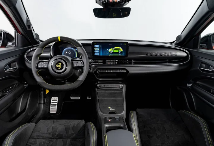 Abarth-600-e-competizione interni completi con volante e strumentazione e infotainment