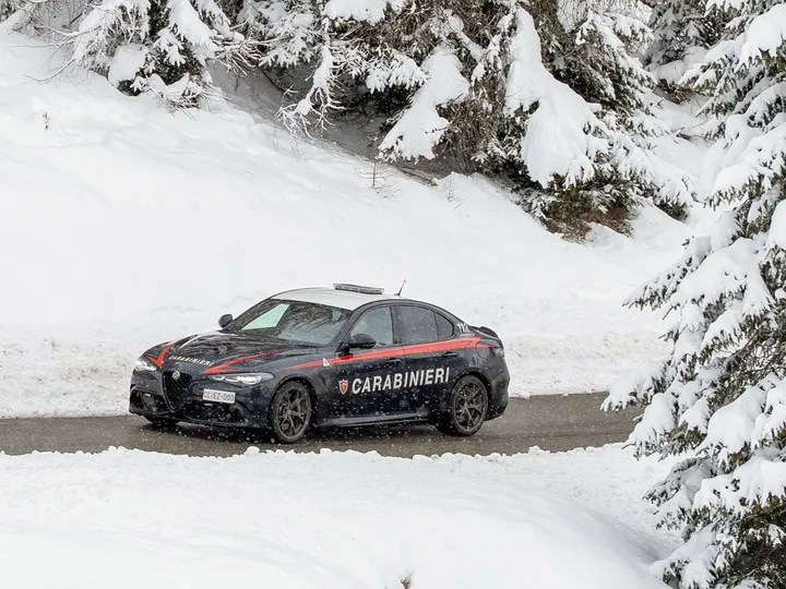 Alfa Giulia Quadrifoglio Carabinieri percorre una strada innevata