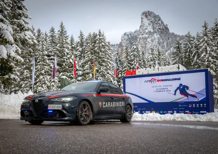 Alfa Romeo Giulia Quadrifoglio Carabinieri su sfondo innevato