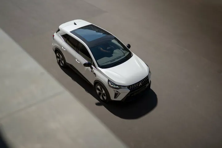 La mitsubishi grandis 2026 di colore bianco vista dall'alto