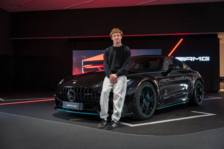 Andrea Kimi Antonelli con la sua nuova amg-gt