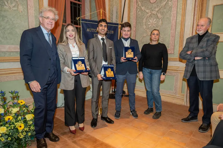 Premiazione grifo d'oro asi. 6 persone in foto i tre centrali hanni i premi in mano