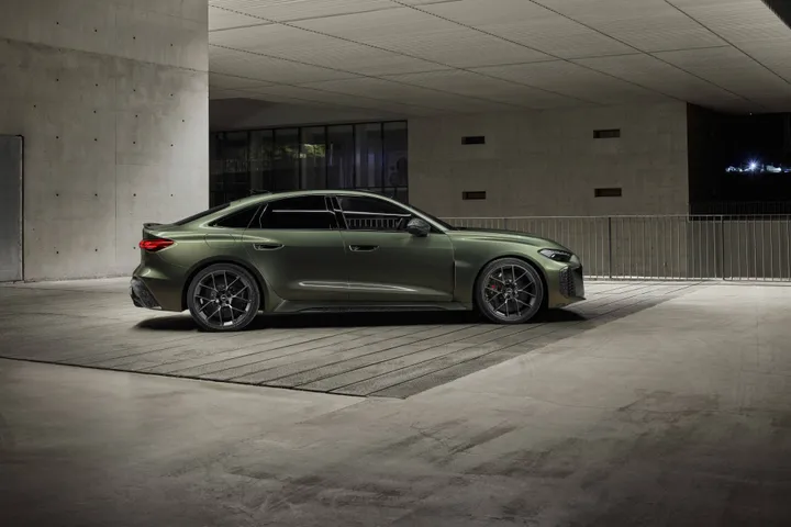 Nuova-Audi-RS5-2026 in versione berlina di colore verde in posizione laterale