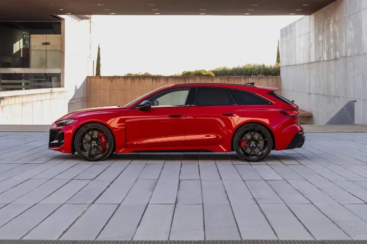 Nuova-Audi-RS5-2026 in posizione laterale dinamica di colore rosso versione avant