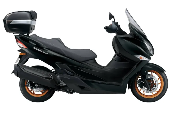 Suzuki burgman comfort 2026 di colore nero con bauletto e paramani in posizione laterale