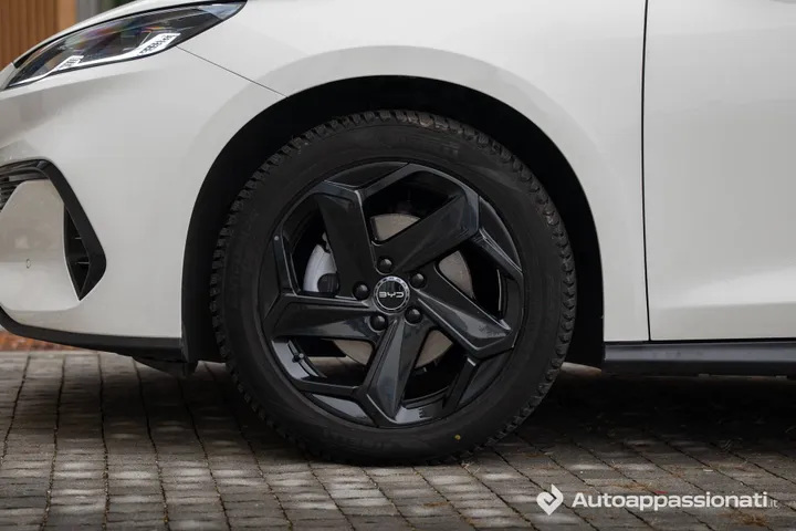 Cerchio in lega nero della BYD-Seal-6-dm-i-bianca