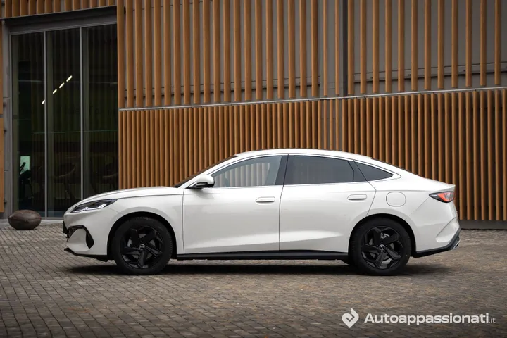 BYD-Seal-6-dm-i-bianca in posizione laterale