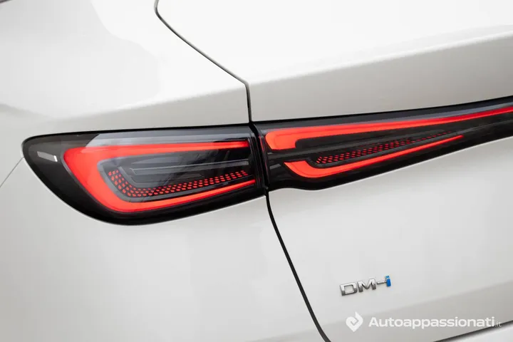 Faro posteriore acceso della BYD-Seal-6-dm-i-bianca