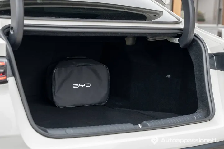 Bagagliaio della BYD-Seal-6-dm-i-bianca