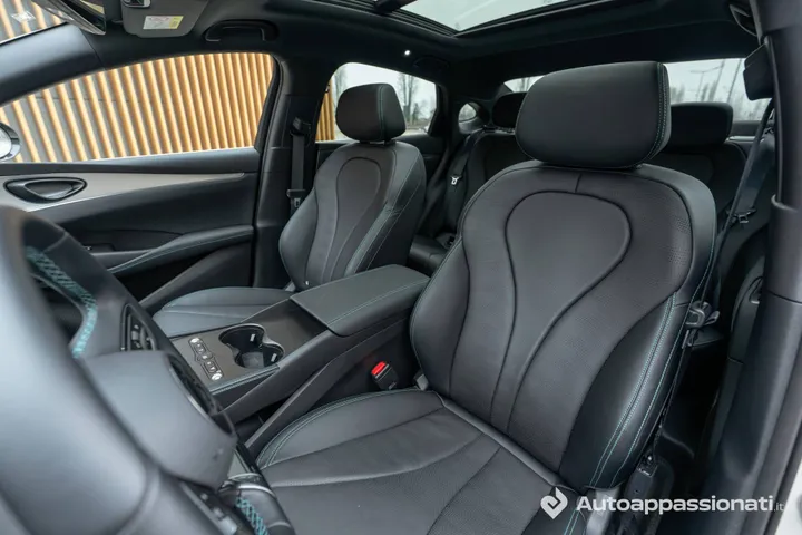 Sedili anteriori della BYD-Seal-6-dm-i-bianca