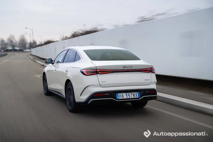 BYD-Seal-6-dm-i-bianca in posizione posteriore