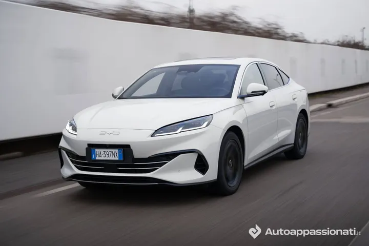 BYD-Seal-6-dm-i-bianca in posizione frontale tre quarti dinamica