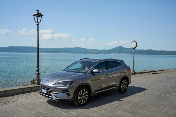 La BYD Seal U DM-i ripresa con lo sfondo di un lago