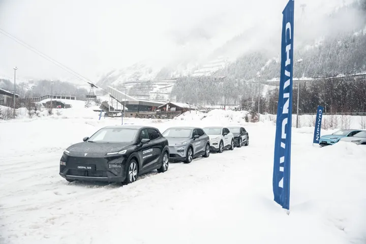 Changan Winter Experience quattro SUV S05 in fila pronti per i testi dinamici in pista sotto la neve