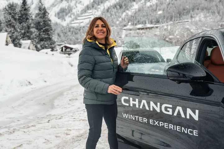 Changan Deborah Compagnoni a fianco della Deepal S05 nera con portiera aperta