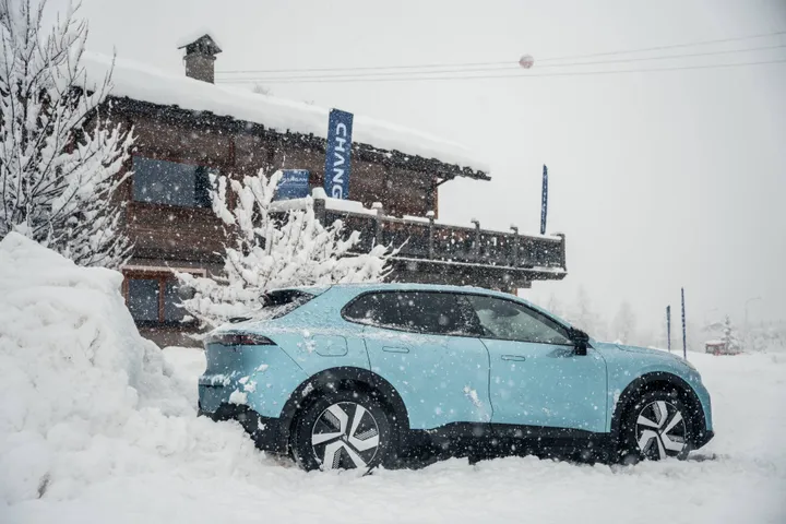 Changan Winter Experience SUV azzurro S05 inquadrato al posteriore sotto la neve