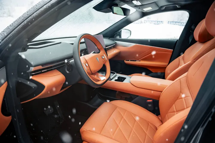 Changan Winter Experience S05 all'interno con pelle arancione volante in primo piano
